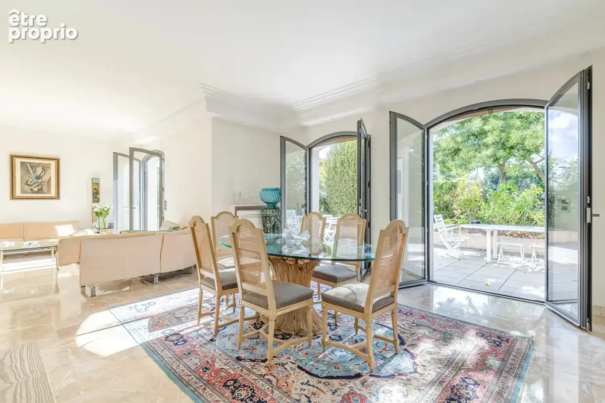 Maison de caractère en pierre de taille avec jardin - 7 pièces - photo 1