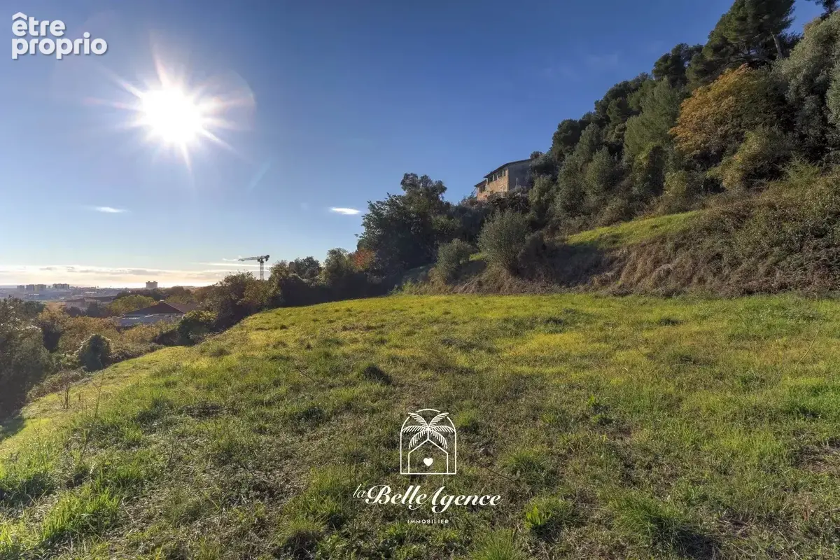 Terrain à SAINT-LAURENT-DU-VAR