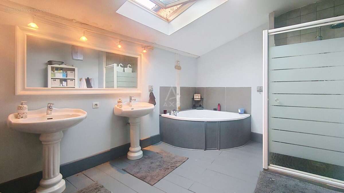 Maison de ville de 312 m² au cur de Roquefort avec jardin, piscine et garage - photo 11