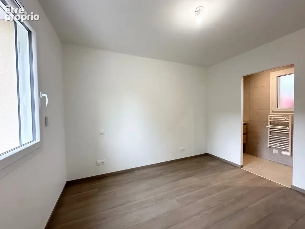 Chambre parentale du RDC avec salle d\'eau