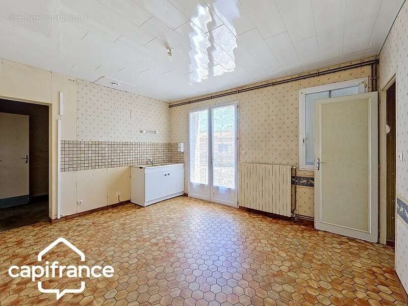 Local d’activité 260 m² + logement 132 m² – parking privé – terrain 1 690 m² – forte visibilité – Thouars (79100) - photo 17