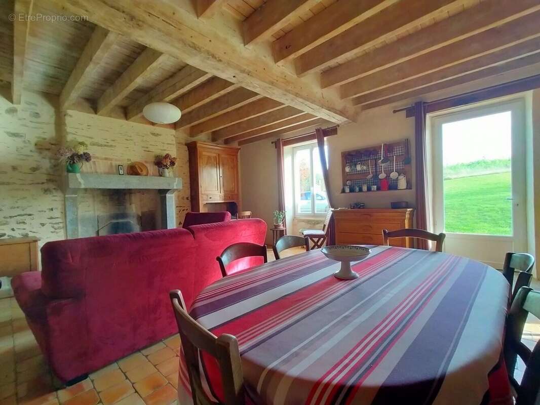 Maison à vendre à St Germain de Coulamer séjour - Maison à SAINT-GERMAIN-DE-COULAMER