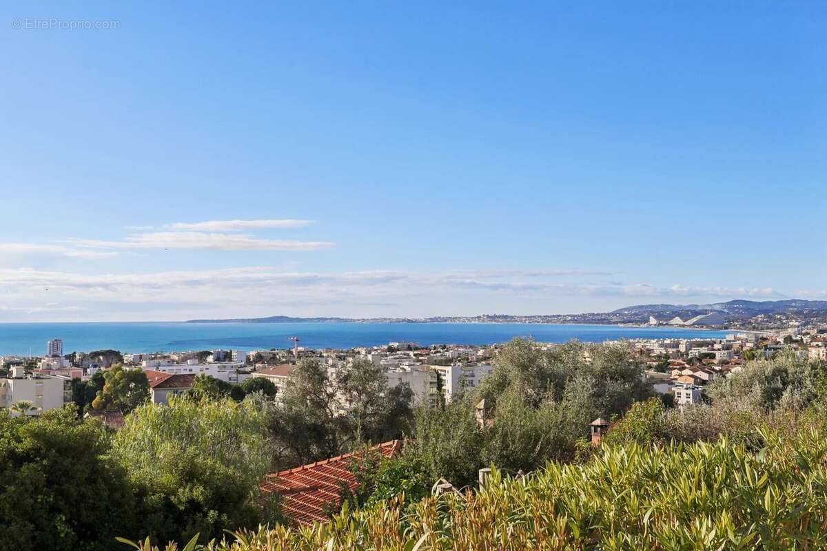 Appartement à SAINT-LAURENT-DU-VAR