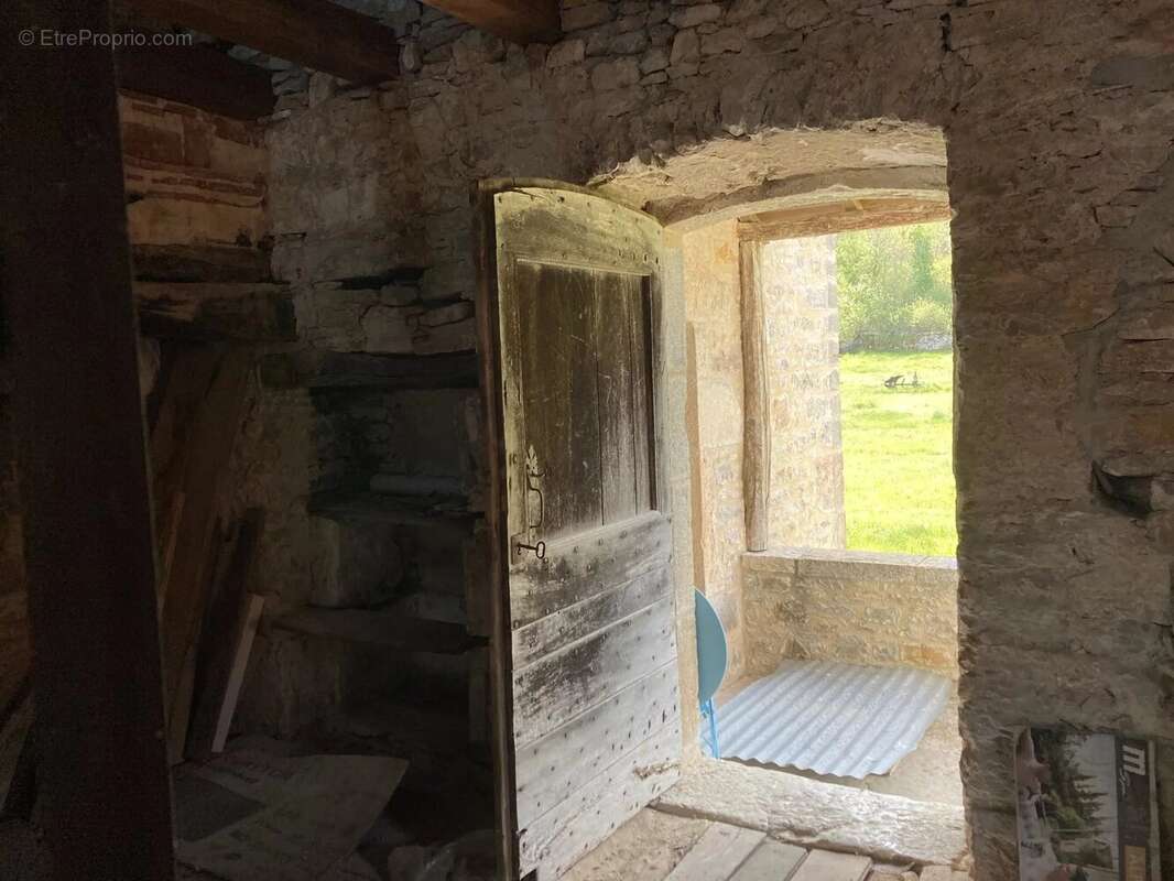 Unique dans le secteur de la vallée du Célé : magnifique ancienne ferme avec pigeonnier à rénover entièrement, située sur un ter - photo 4