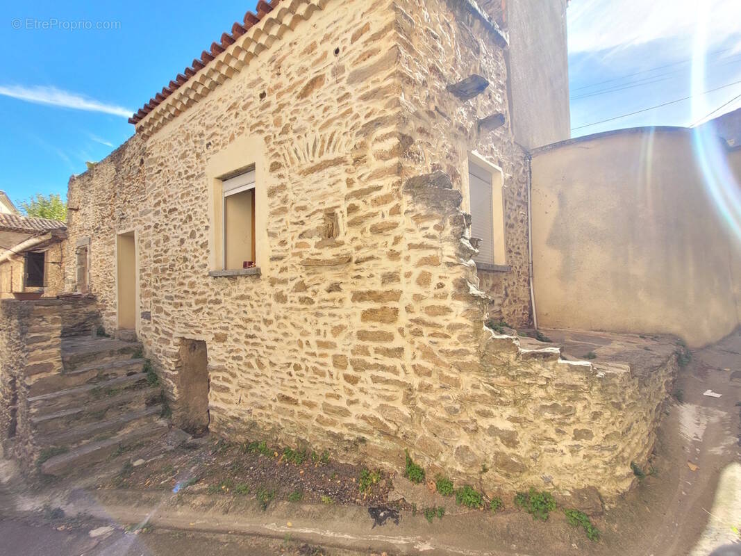 Maison en pierres de 177 m² habitables avec cour et terrasse. - photo 3