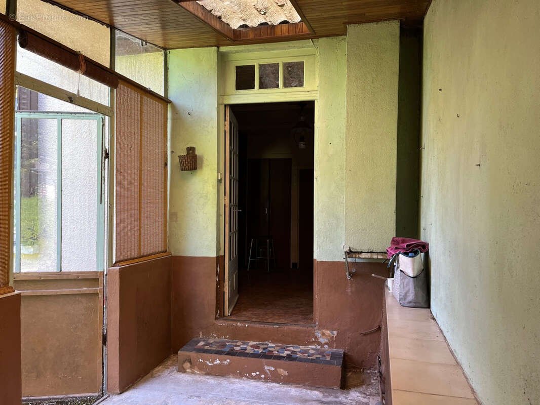 Coussac Bonneval Proche commerces, maison 5 pièces à rénover, garage et jardin. - photo 11
