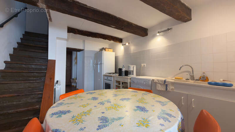 SOUS COMPROMIS - Maison de village avec jardinet et parking - Saint Trinit - photo 8