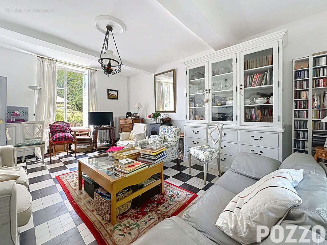 A Vendre - Maison en pierres avec chambre d'hôtes - 7 pièce(s) 150 m² - Terrain d'environ 2196 m² - photo 5
