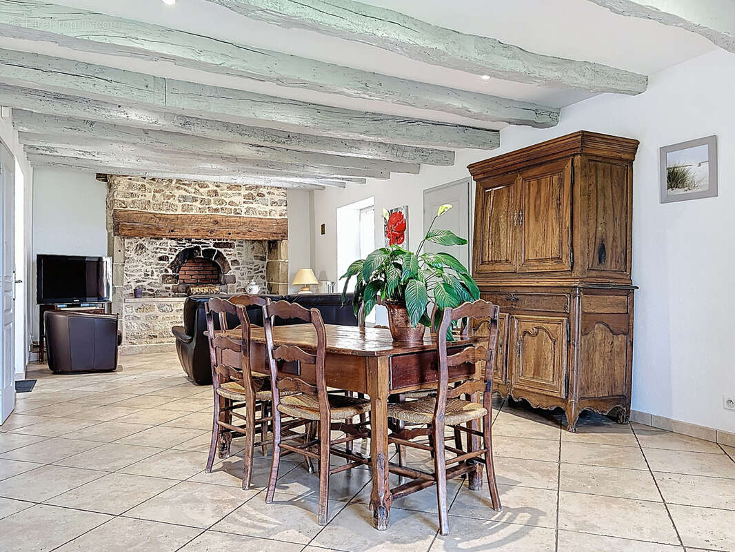 Maison à SAINT-CERNIN-DE-LARCHE