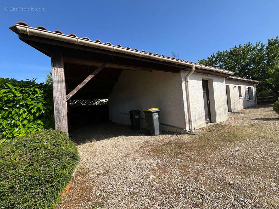 Maison à ROULLET-SAINT-ESTEPHE