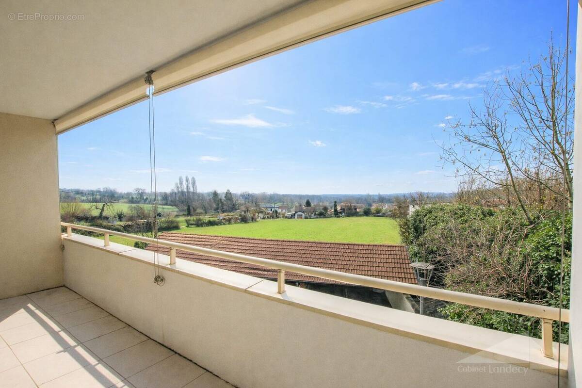 Appartement à PERON