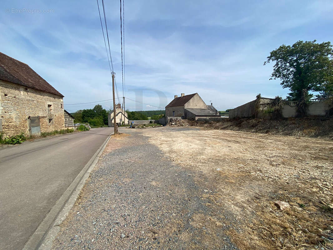 Terrain à OUILLY-LE-TESSON