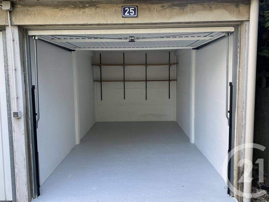 Parking à SAINT-MAUR-DES-FOSSES