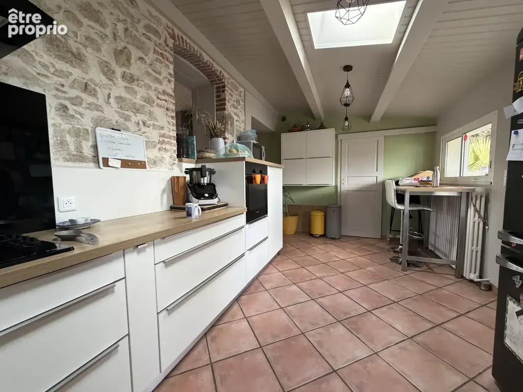longère 4 chambres et bureau sur 2280 m2 de terrain avec bâtiment de 180 m2 - photo 4