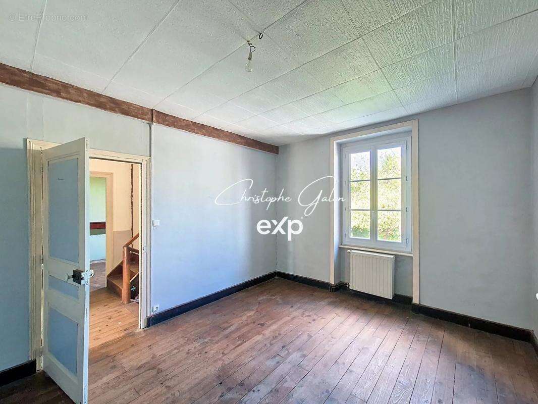 Maison à SAUVIAT-SUR-VIGE