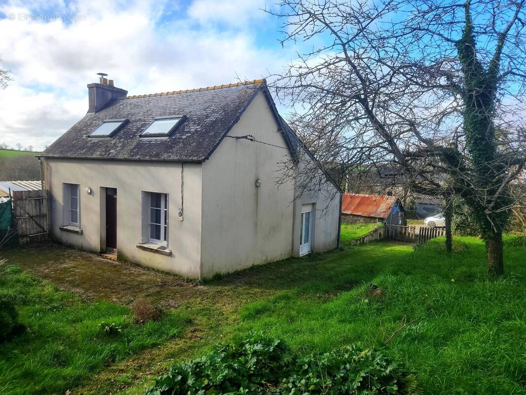 Maison à CLEDEN-POHER