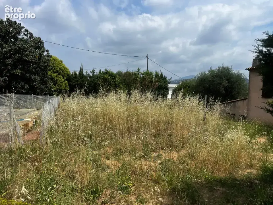 Photo Terrain à Saint-Laurent-Du-Var au prix de 275 000€