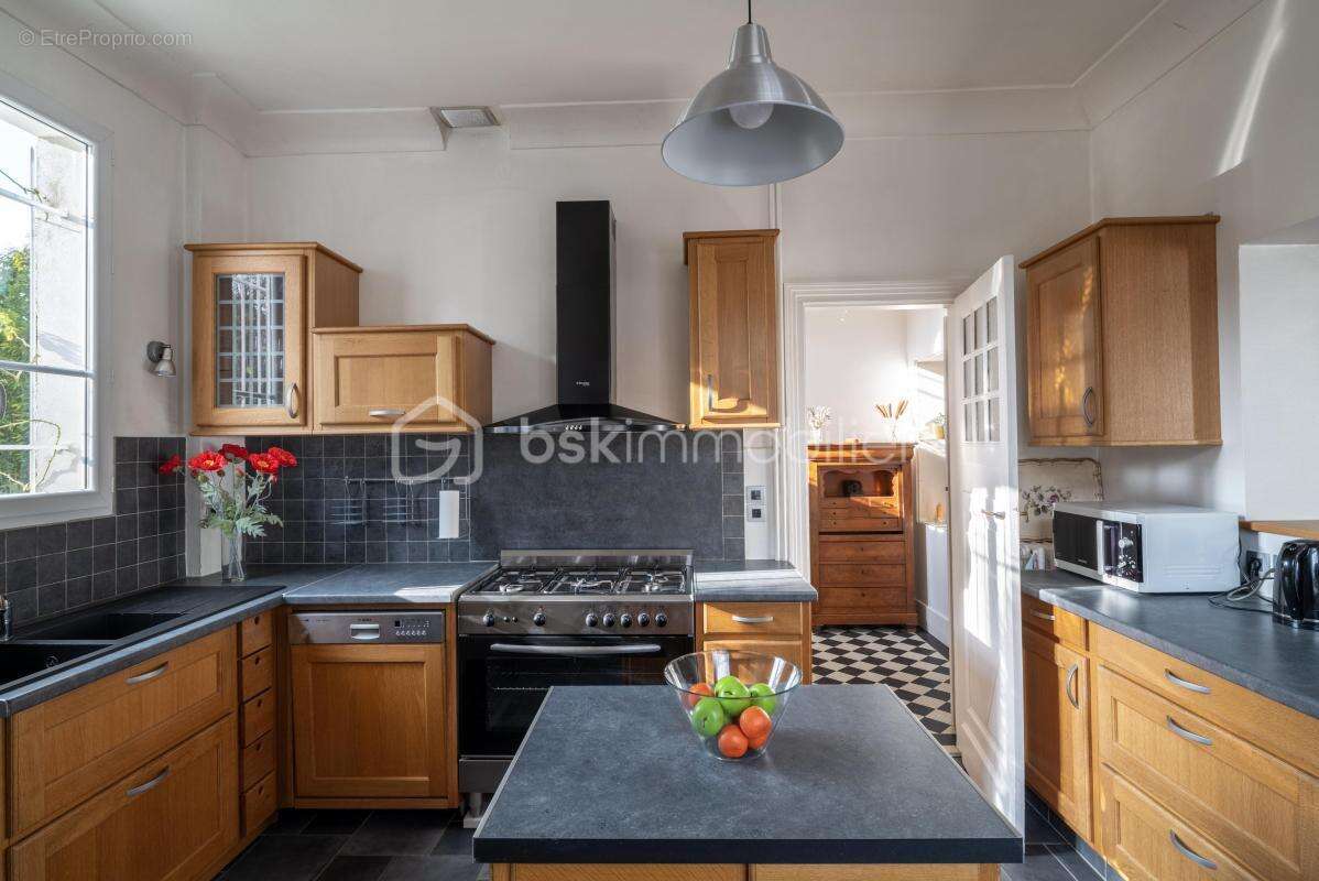 Maison de caractère  – 9 pièces, 7 chambres, sous-sol total – proximité rer d, commerces et écoles à pied - photo 7