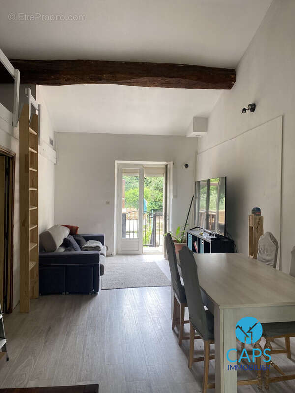 Appartement à REYNES