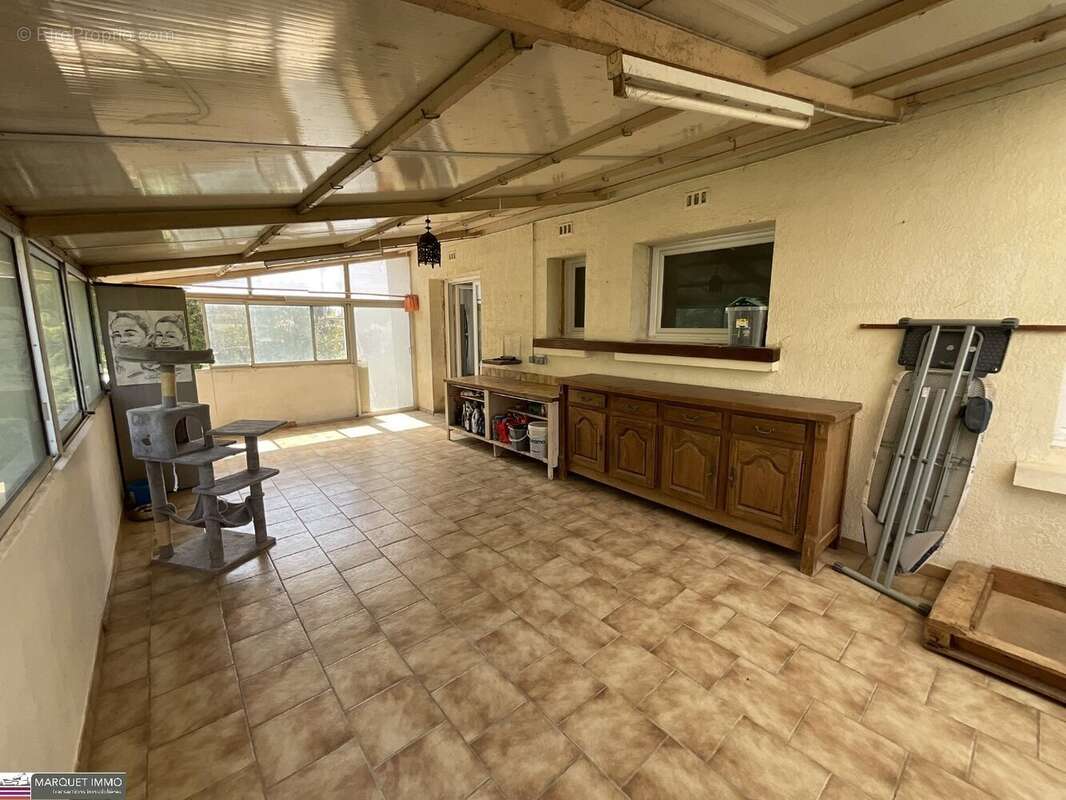 Beau potententiel !!! Pour cette lumineuse villa T4 offrant 92 m² + véranda de 37 m² + apt T2 de 50 m²  4 faces sur 1 069 m² ave - photo 15