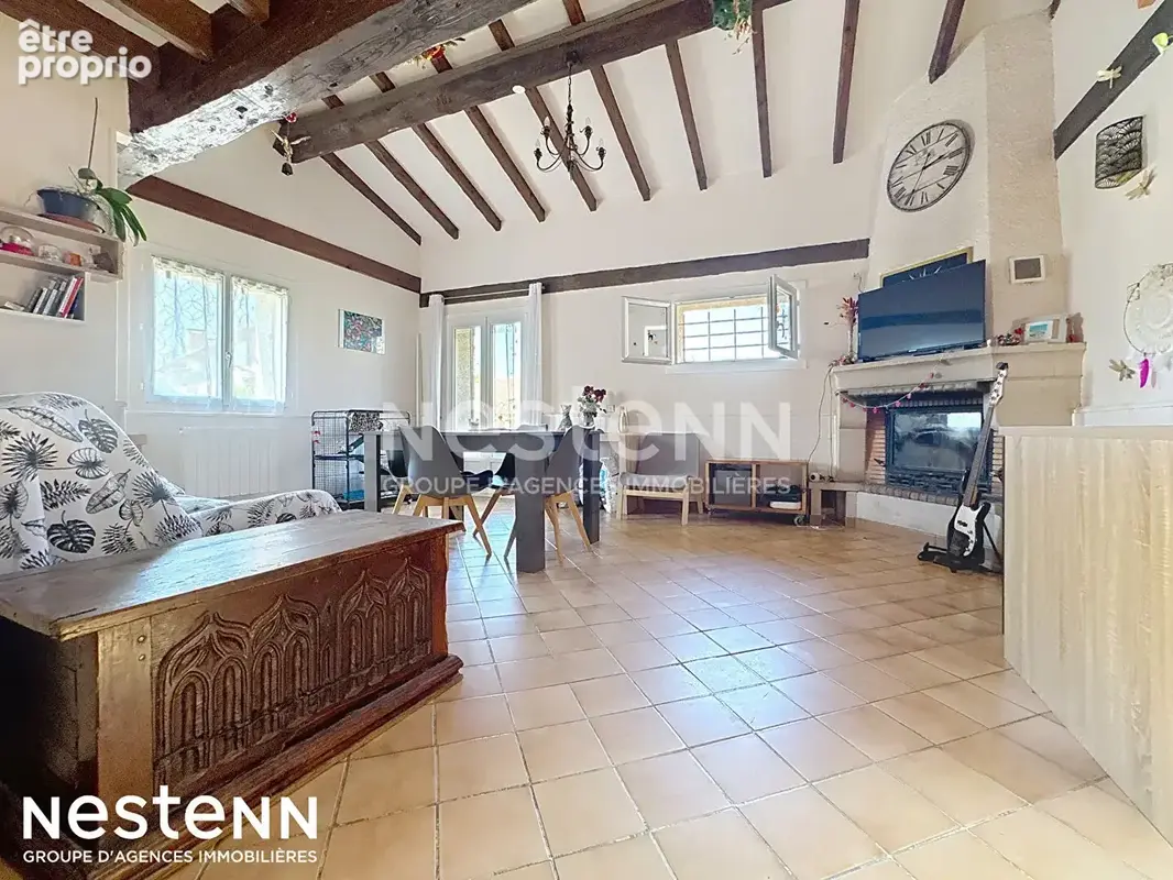 Opportunité rare dans le joli village de Névian!  Haut de maison en duplex avec TERRASSE ET COUR privée - photo 2
