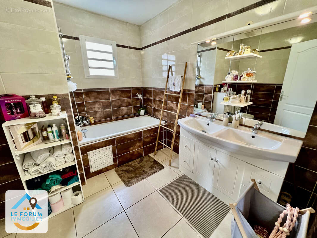 Saint pierre 97410 - villa f4 saine et fonctionnelle - beaux volumes - a etage - commodites a proximite - photo 12