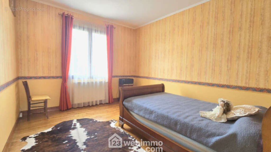 Sur parquet châtaignier, - Maison à NIEUIL-L&#039;ESPOIR