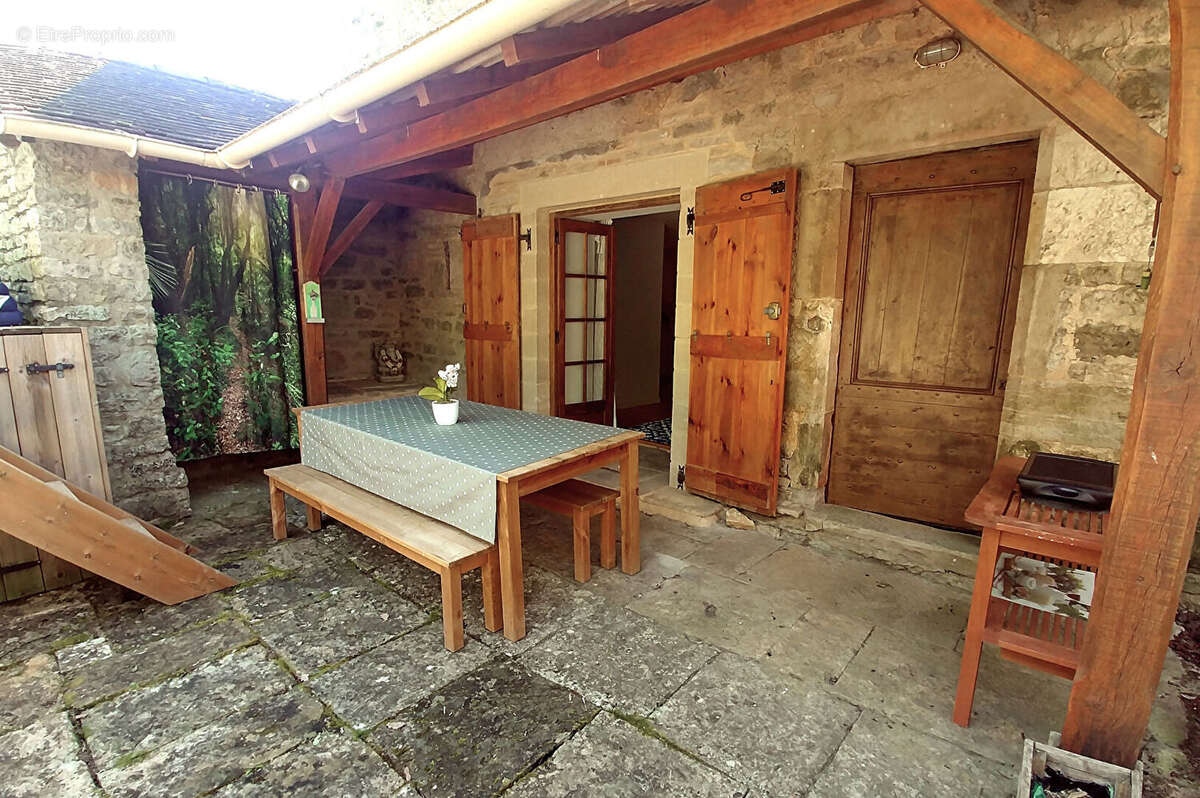 Maison à LACAPELLE-LIVRON