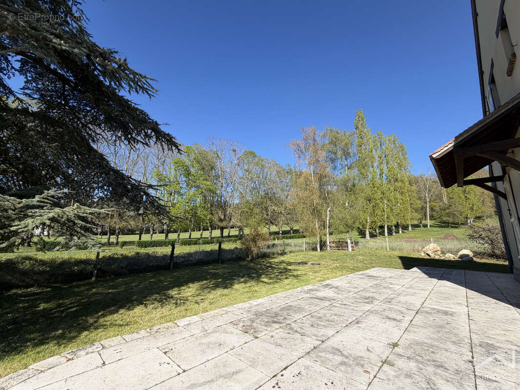 Maison familiale avec 5 chambres, sous-sol total et jardin. - photo 4