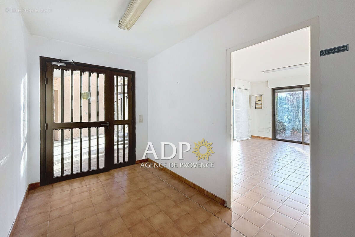 Commerce à CHATEAUNEUF-GRASSE