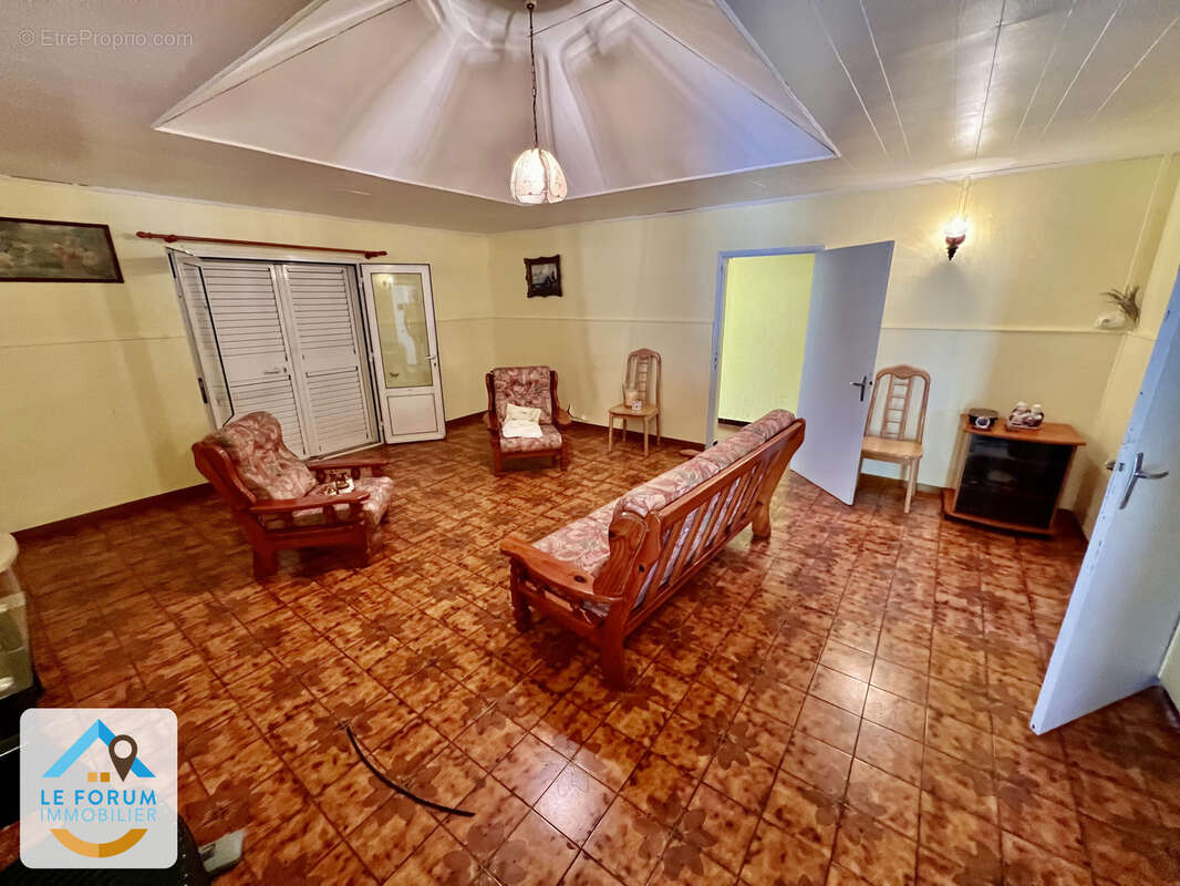 Saint joseph 97480 - villa f3 - beaux volumes - vaste parcelle - bonne situation géographique - photo 3