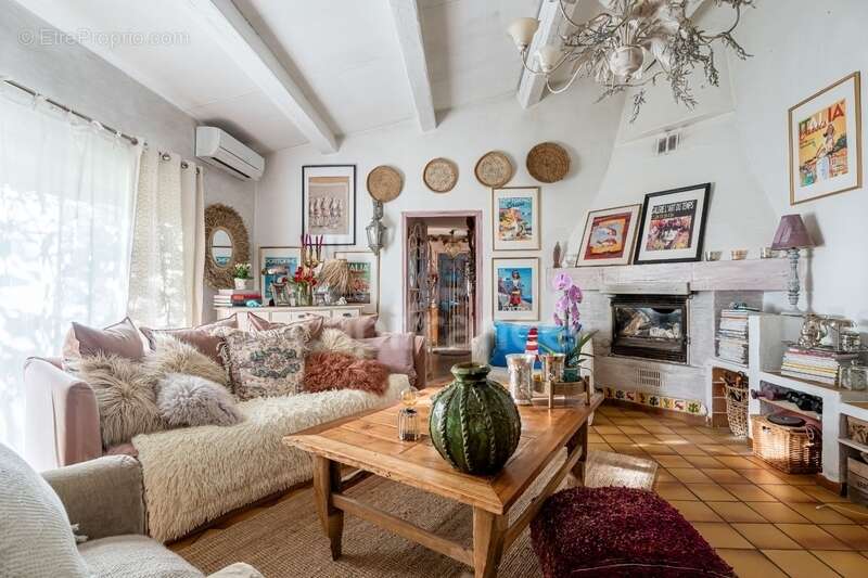 Maison à CEYRESTE