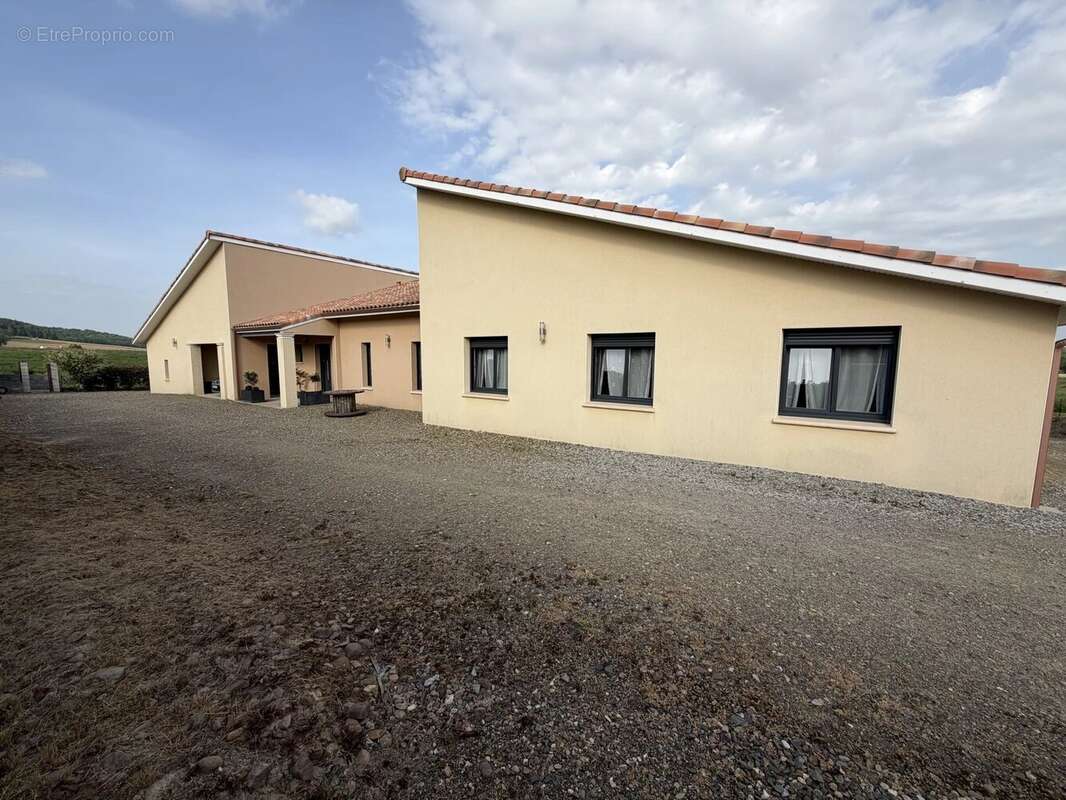 Maison contemporaine de plain-pied de 155m2 habitables avec dépendances sur un terrain de 2 839m2 clos - photo 8