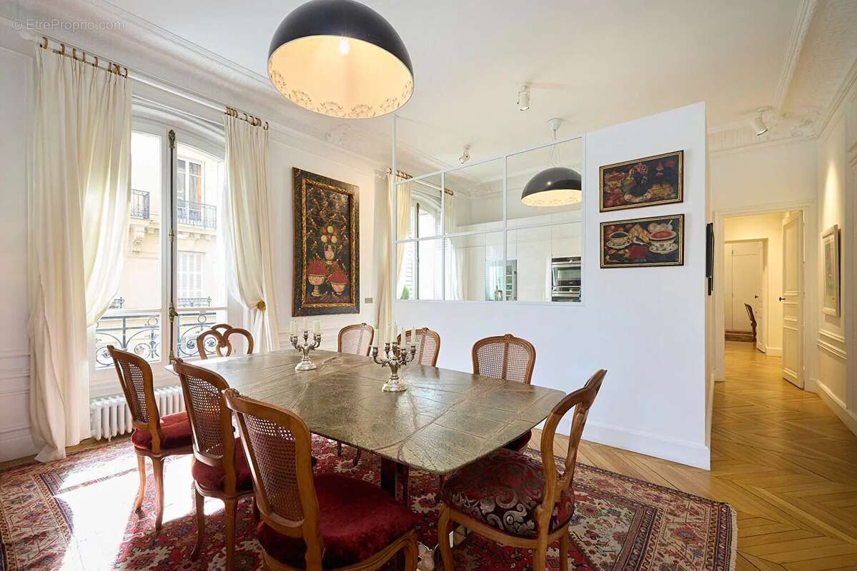 Appartement à PARIS-16E
