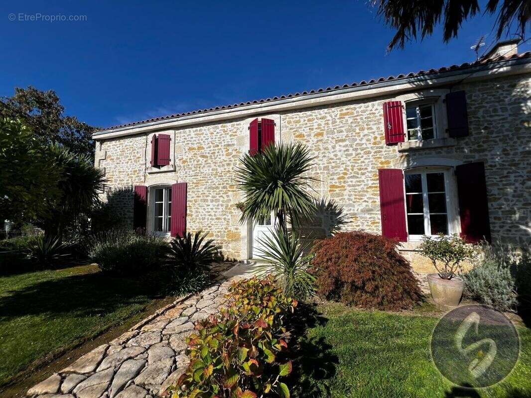 Maison à AZAY-LE-BRULE