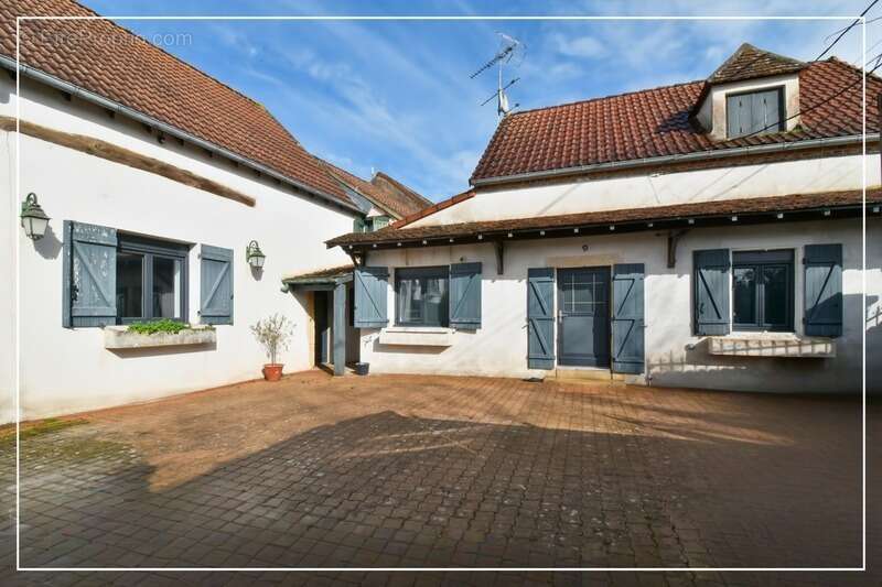 Maison familiale rénovée – 3 chambres – Chambre indépendante – Garage – Jardin – Vue campagne- AINAY LE VIEIL (18) - photo 25
