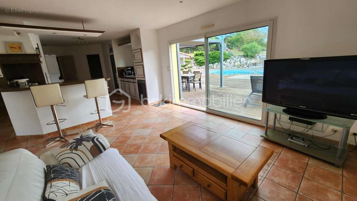 Belle propriété de 158m² avec îscine, au calme - photo 3