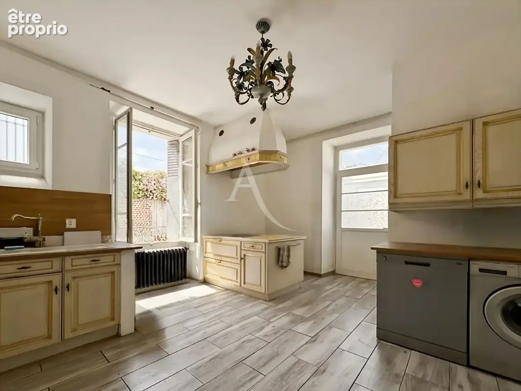 Maison bourgeoise en centre-ville de 214m², 5 chambres avec stationnement - photo 9