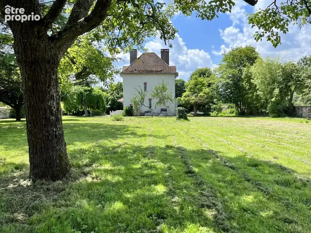 A vendre dans l'Indre, une belle villa avec gîte et jardin. - photo 3