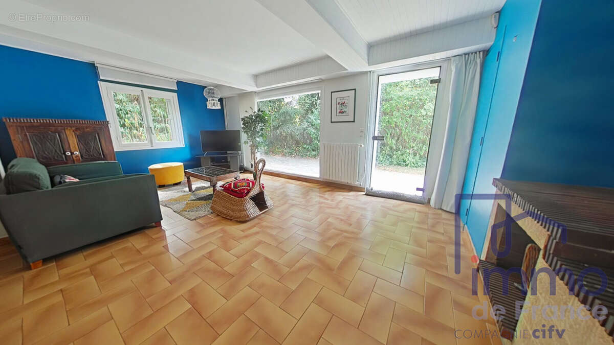 Maison 216 m² à Saint-Priest-En-Jarez  - photo 9