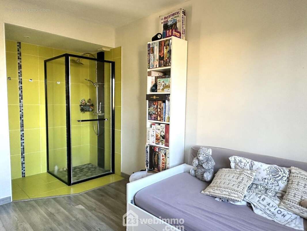 La chambre du RDC avec salle de douche. - Maison à BEAUFORT-EN-VALLEE