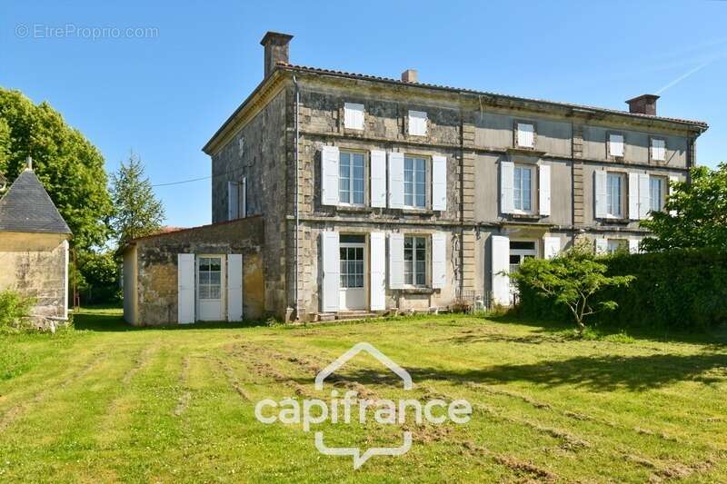 Propriété à vendre 14 pièces PAILLE (17) sur 4800m² de terrain avec nombreuses dépendances - photo 2