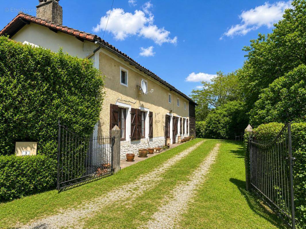 Maison à CLUSSAIS-LA-POMMERAIE