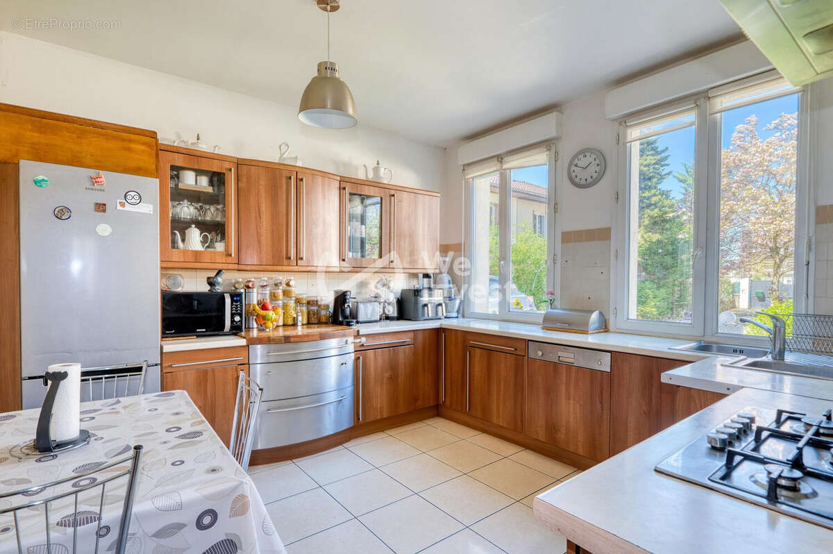 Maison 203 m² à Bron  - photo 6