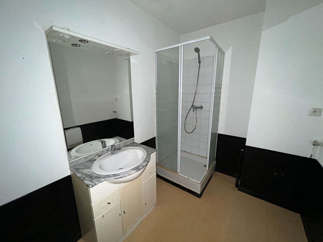 Immeuble de 8 appartements et locaux commerciaux au centre de Miramont de Guyenne - photo 5