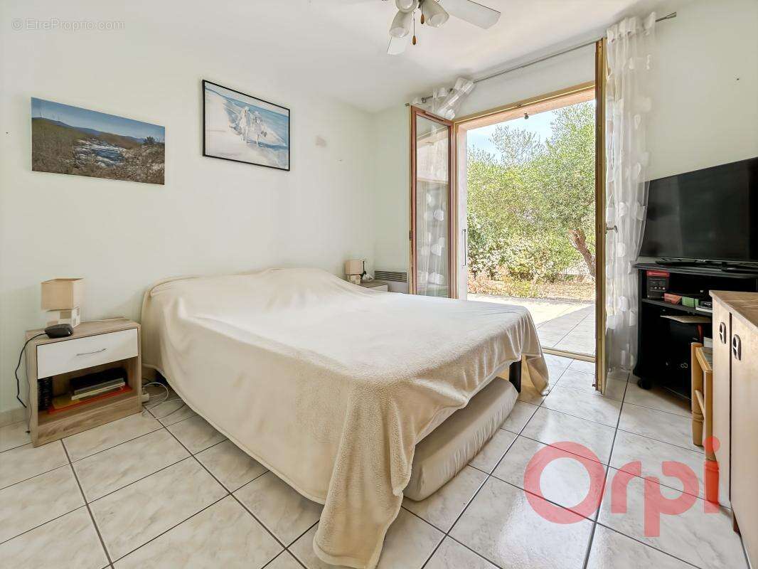 À Vendre : Villa familiale de plain-pied avec piscine, garage et grand jardin à Sauvian - photo 9