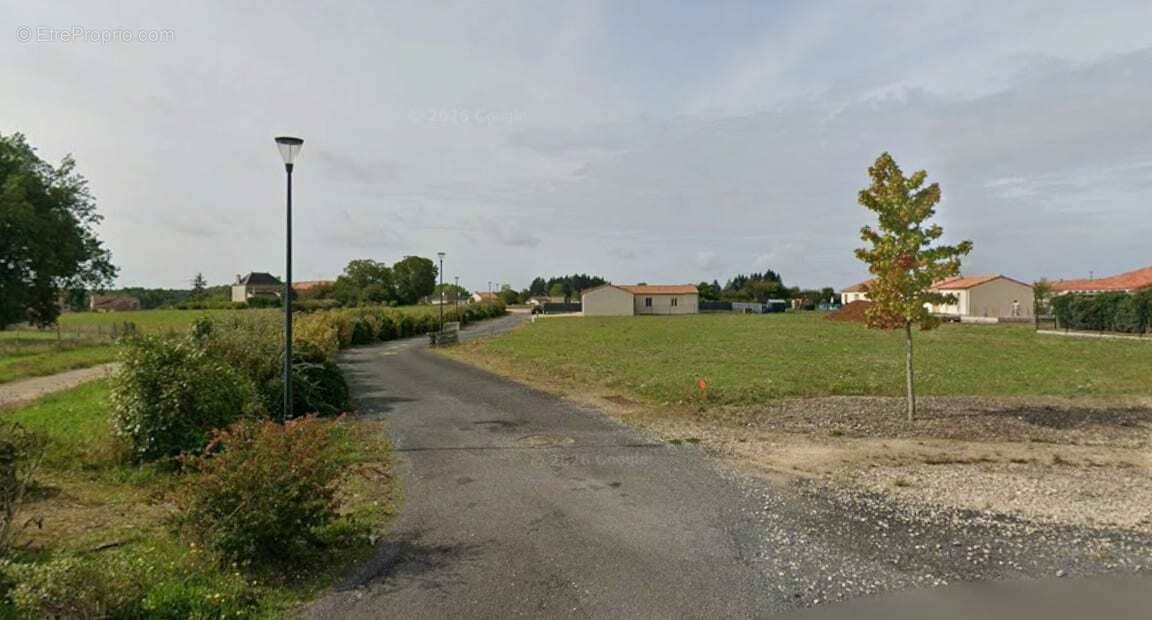 Terrain à SAINT-PIERRE-D'EXIDEUIL