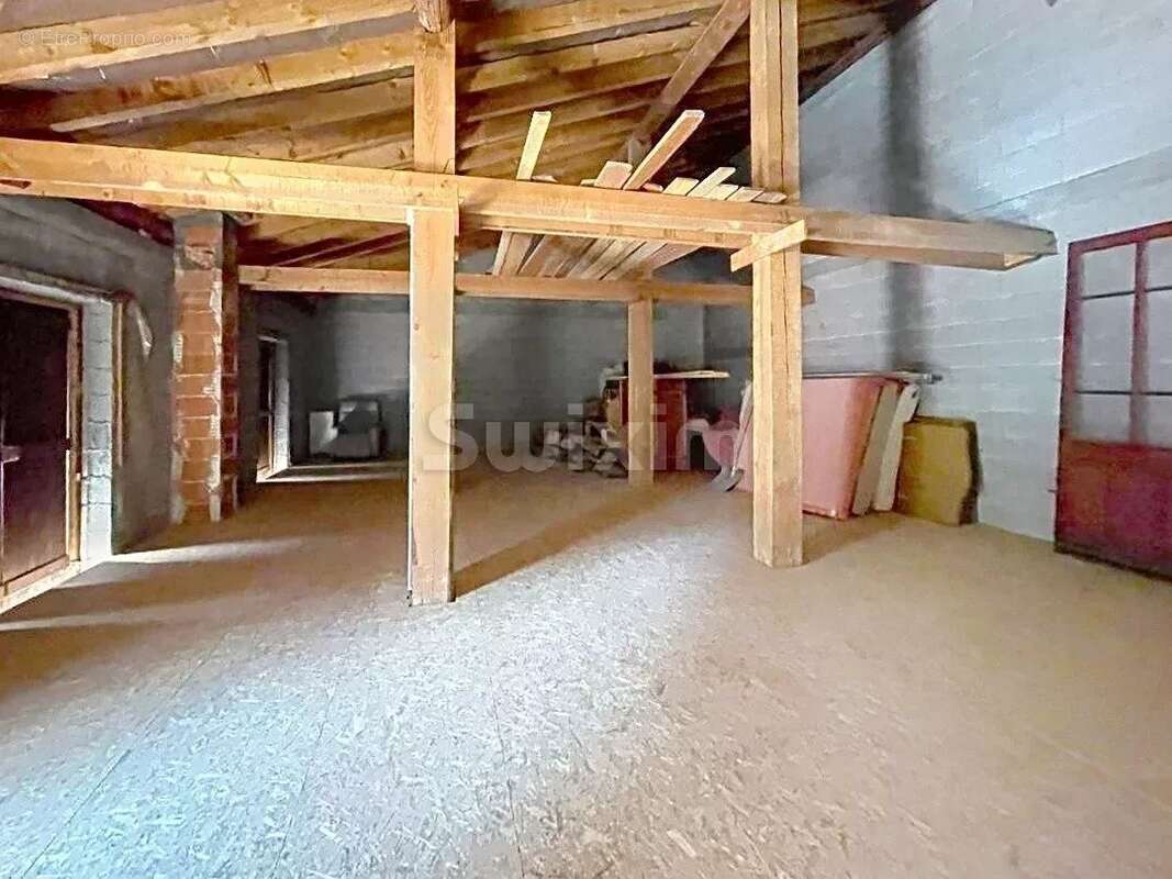 LES HOUCHES, À DEUX PAS DE SERVOZ – Maison de village avec potentiel d'aménagement et revenus locatifs - photo 8