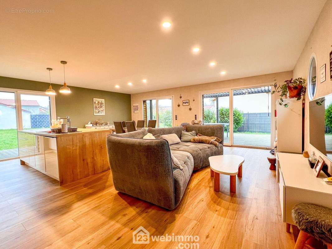 Une pièce à vivre plus que lumineuse, dans laquelle on profite de l'extérieur avec ses 3 baies vitrées, sans vis à vis - Maison à BRAS-SUR-MEUSE