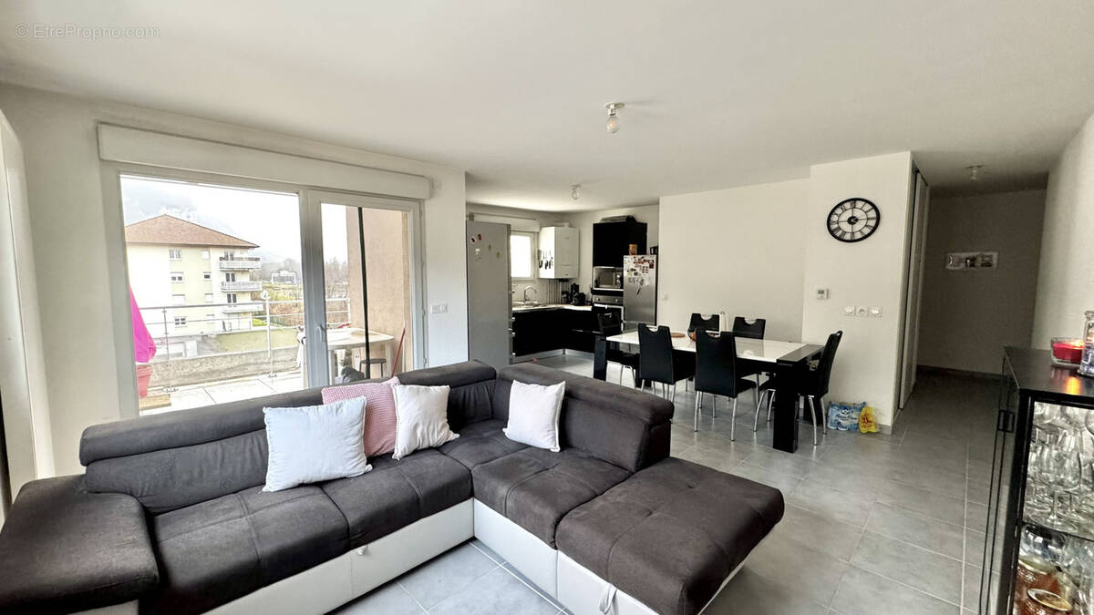 Appartement à ETREMBIERES